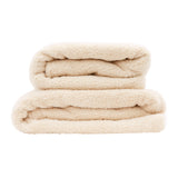 Flauschige Hunde-Decke in Sand / Beige - Gemütliche und weiche Decke für Hunde in einer warmen Sand- / Beigefarbe.